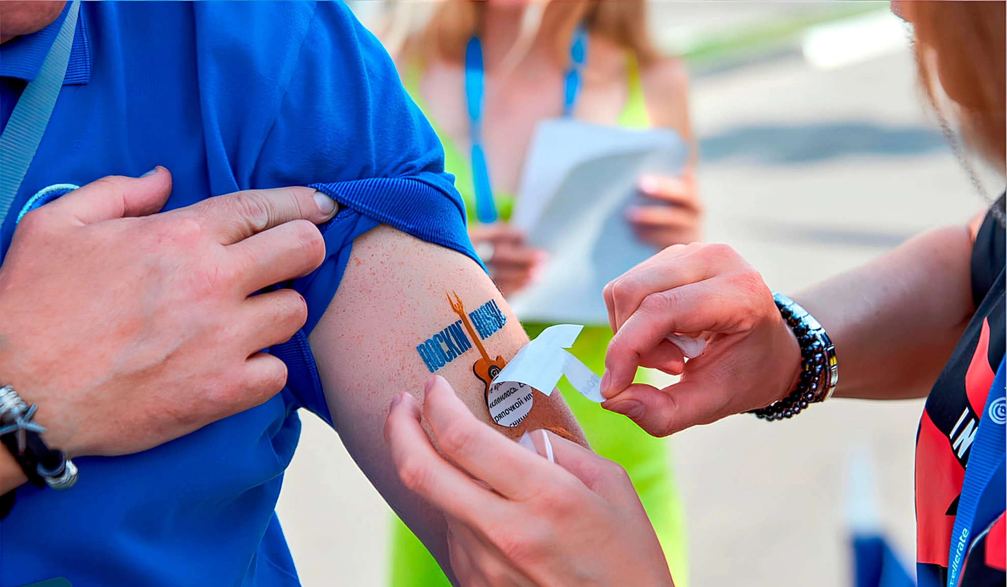 Нанесение переводной татуировки с логотипом на мероприятии